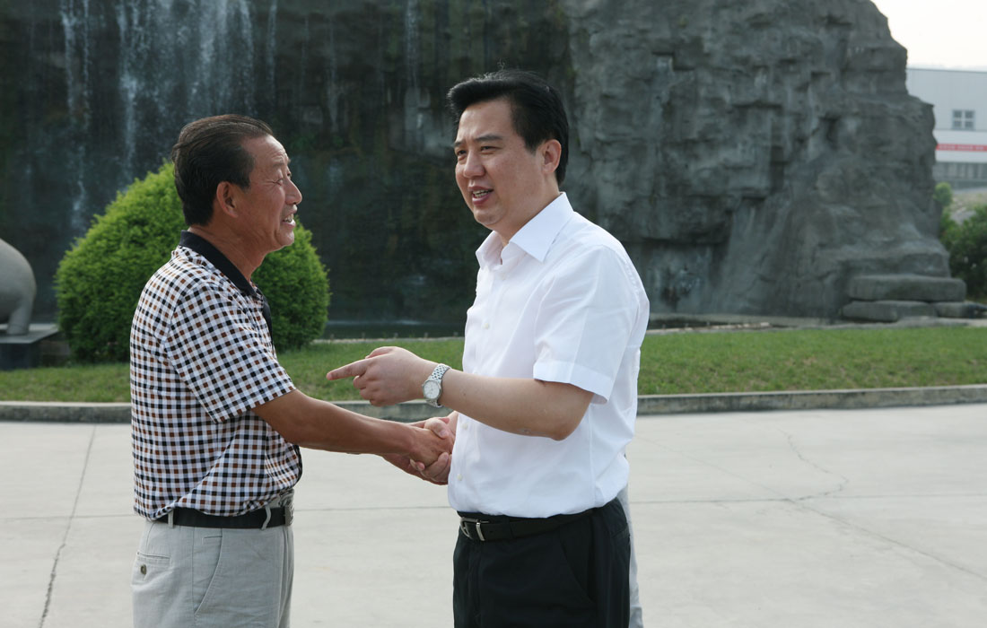 2012年8月，宜昌市委書記黃楚平與東圣董事長親切交談。 