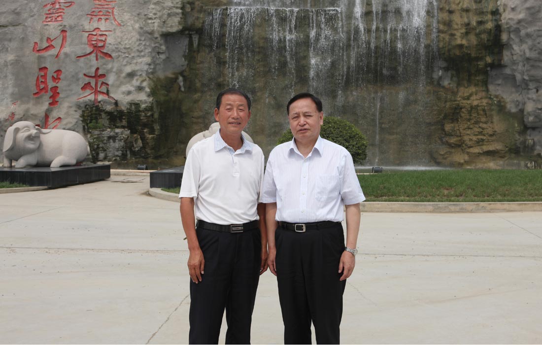 2010年5月，湖北省委書記羅清泉與東圣董事長合影。